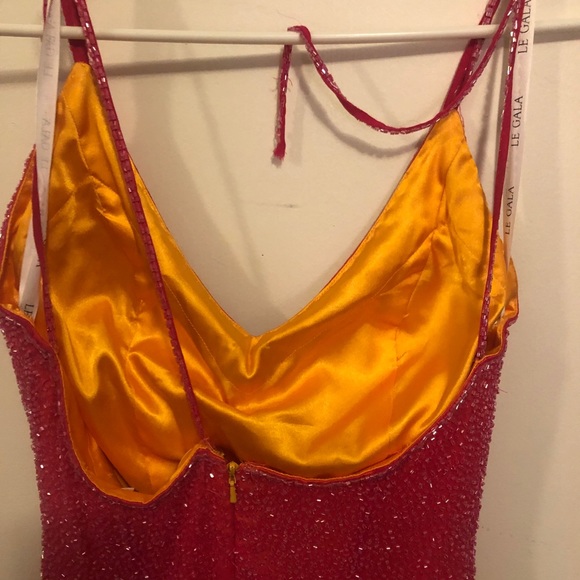 BEAUTIFUL HOT PINK FORM FITTING GOWN - Picture 8 of 8